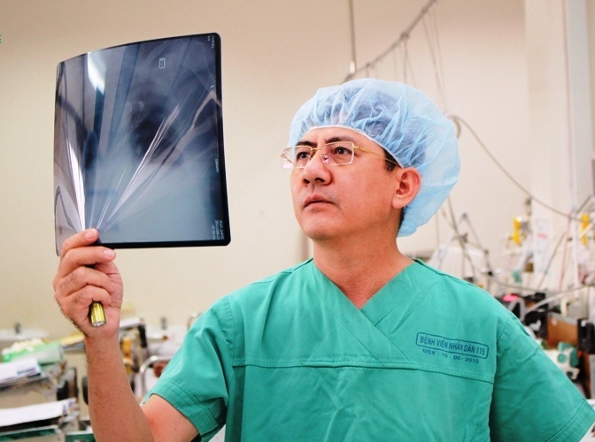 Nam thanh niên phê ma túy tự tay cầm dao đâm vào ngực, cổ 20 nhát