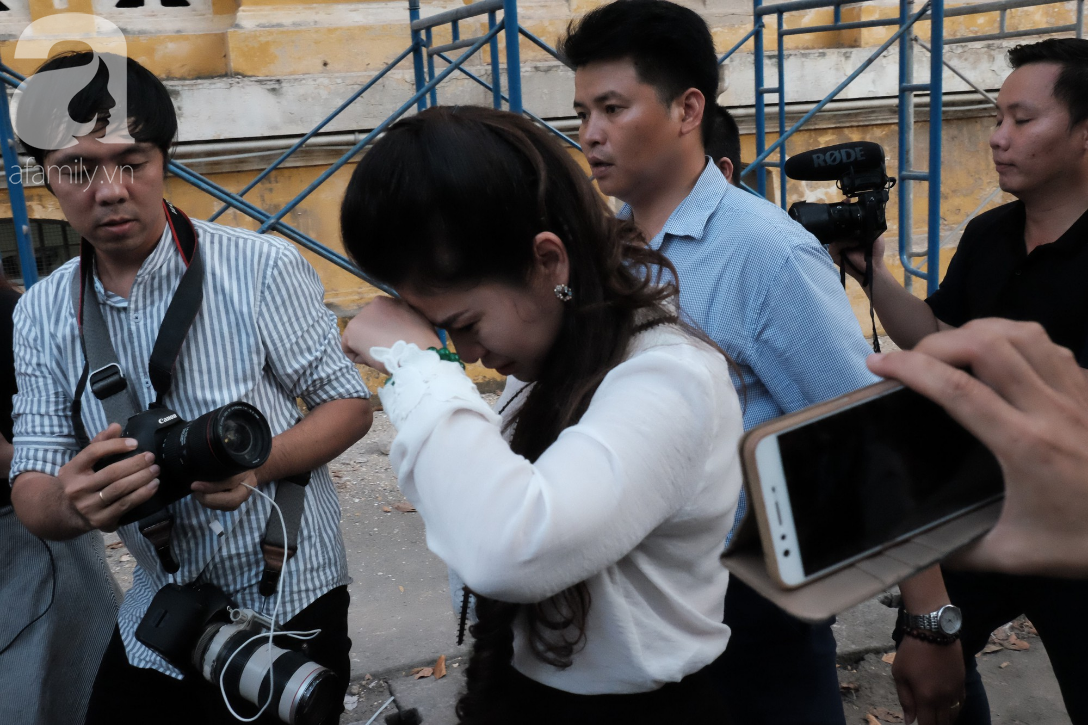 Bà Thảo bật khóc, lặng lẽ rời tòa sau khi mất hết cổ phần Trung Nguyên vào tay ông Vũ