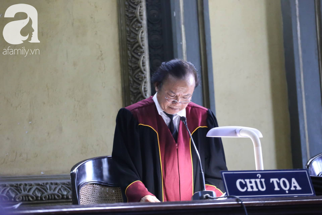 Bà Thảo bật khóc, lặng lẽ rời tòa sau khi mất hết cổ phần Trung Nguyên vào tay ông Vũ