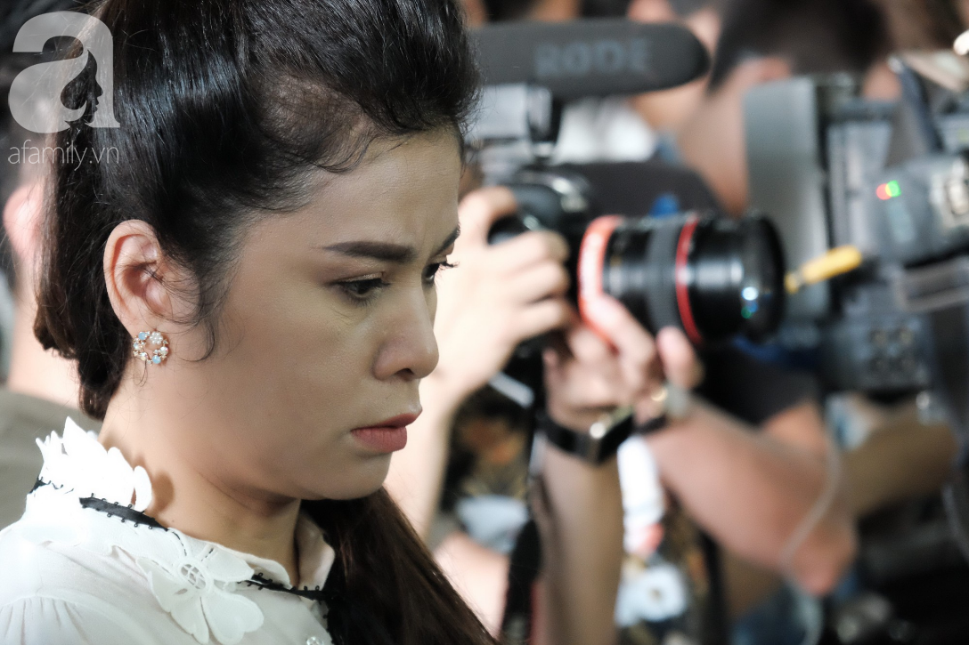 Bà Thảo bật khóc, lặng lẽ rời tòa sau khi mất hết cổ phần Trung Nguyên vào tay ông Vũ