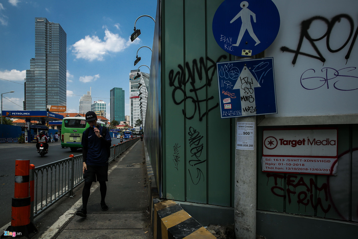 Người Sài Gòn trùm kín mít ra đường khi nắng nóng 39 độ C