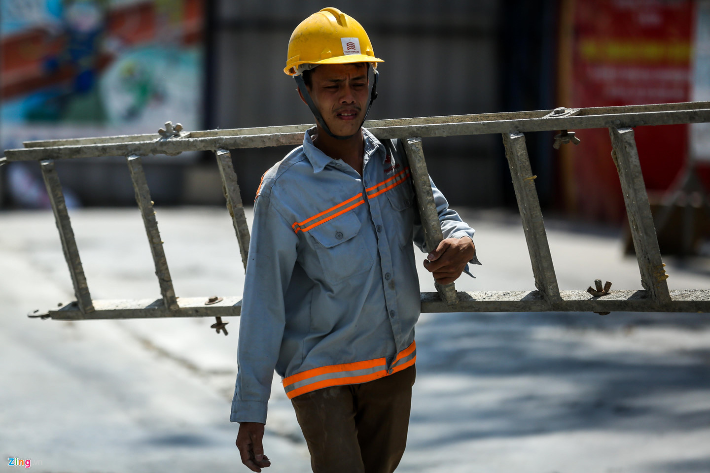 Người Sài Gòn trùm kín mít ra đường khi nắng nóng 39 độ C