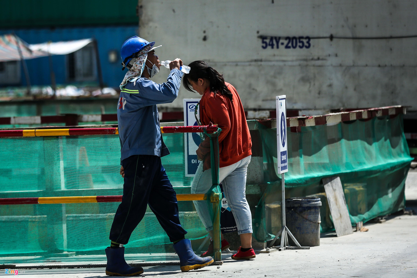 Người Sài Gòn trùm kín mít ra đường khi nắng nóng 39 độ C