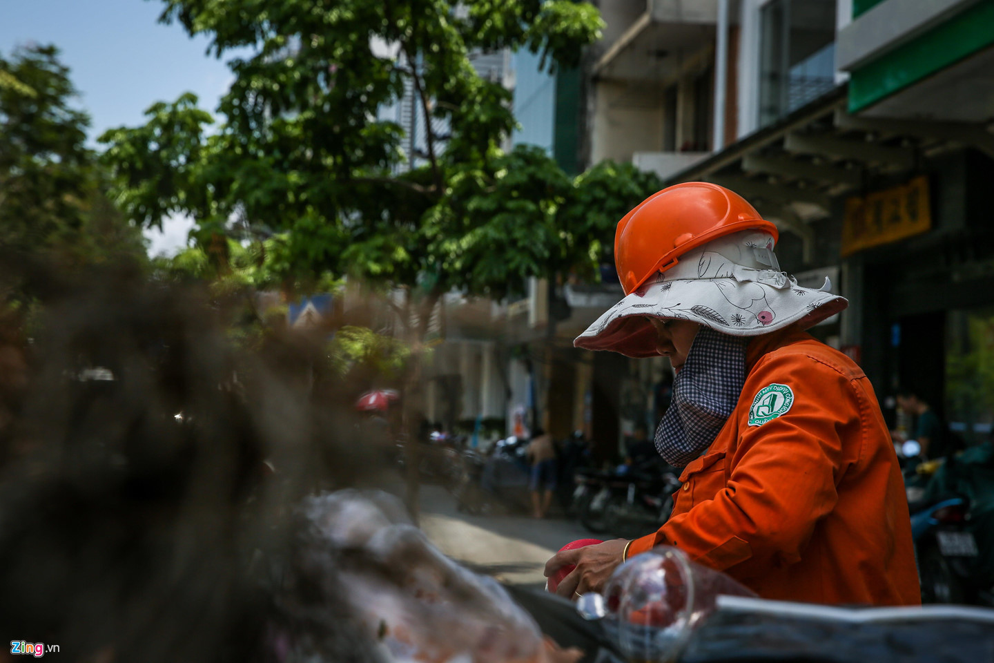 Người Sài Gòn trùm kín mít ra đường khi nắng nóng 39 độ C