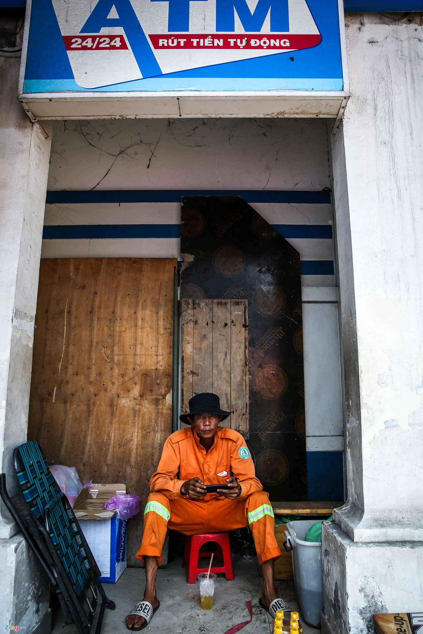 Người Sài Gòn trùm kín mít ra đường khi nắng nóng 39 độ C