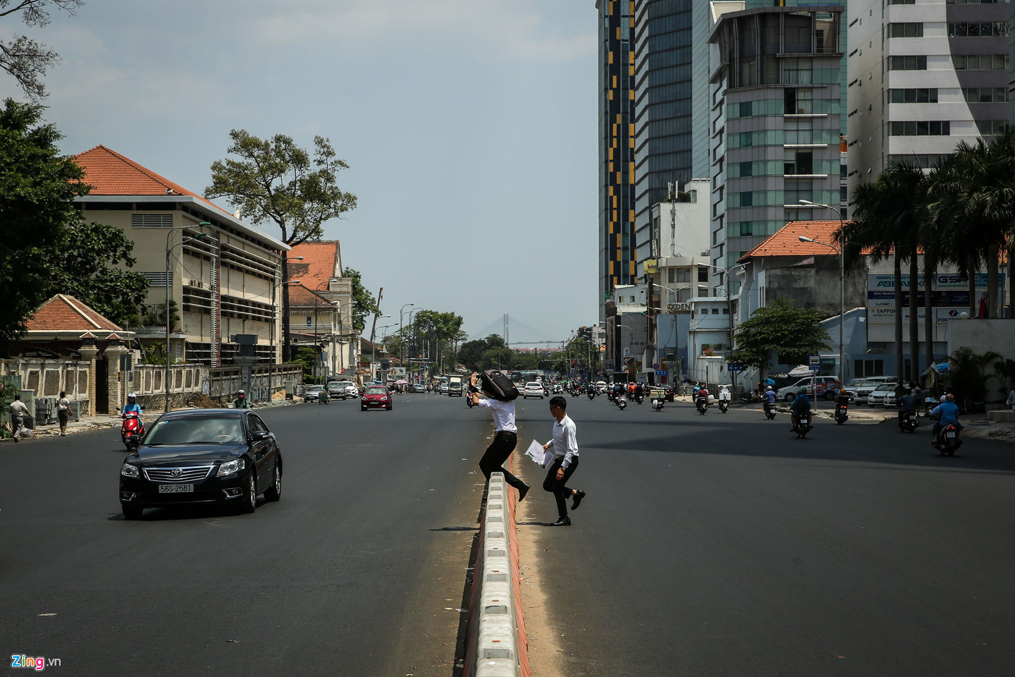 Người Sài Gòn trùm kín mít ra đường khi nắng nóng 39 độ C