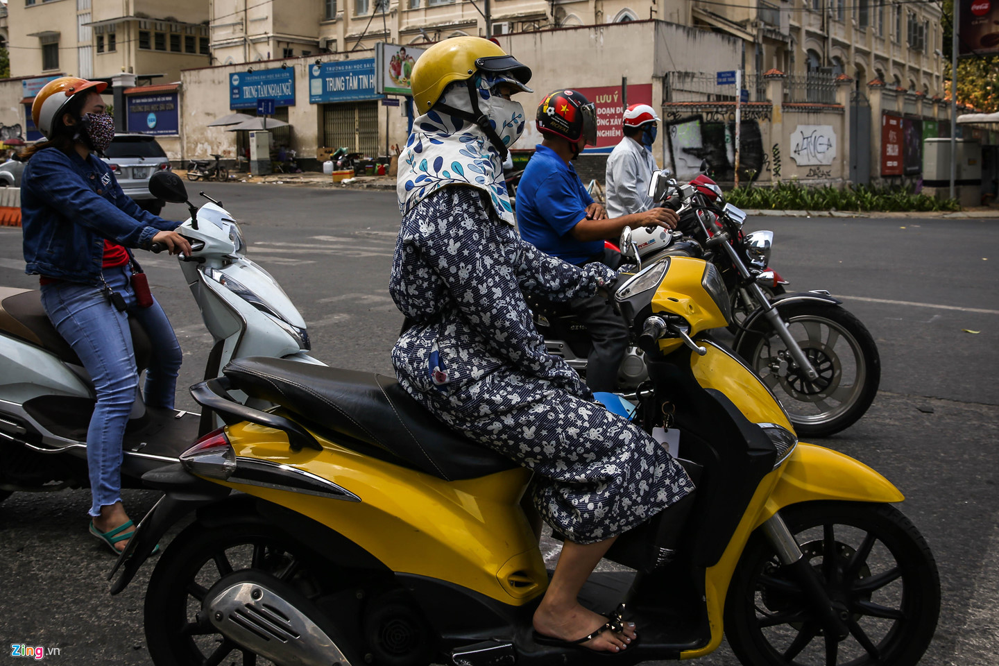 Người Sài Gòn trùm kín mít ra đường khi nắng nóng 39 độ C