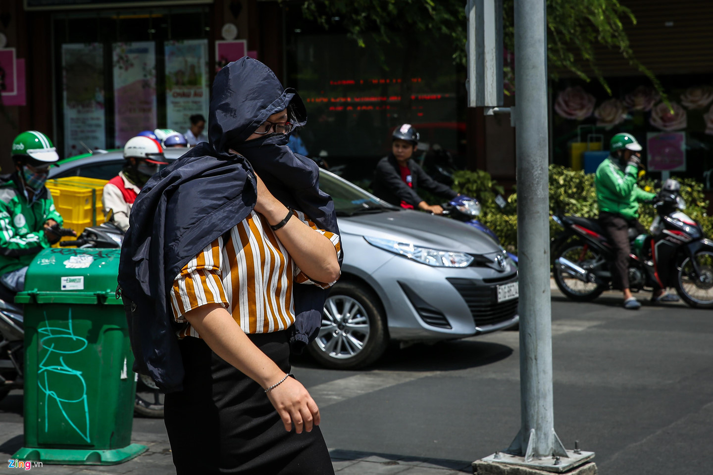 Người Sài Gòn trùm kín mít ra đường khi nắng nóng 39 độ C