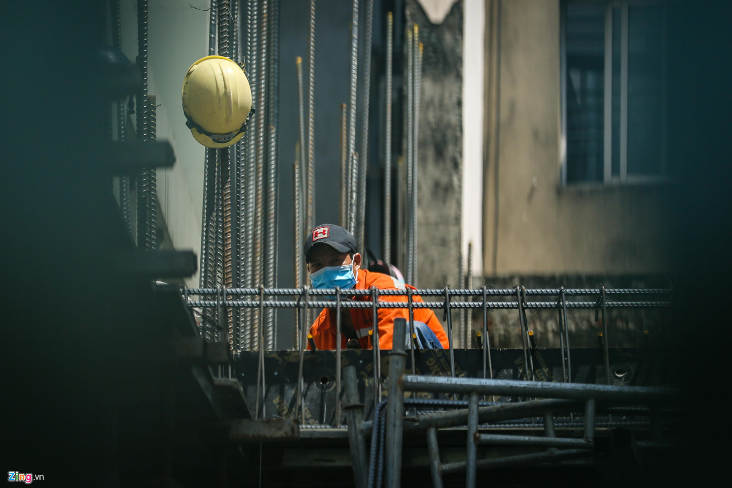 Người Sài Gòn trùm kín mít ra đường khi nắng nóng 39 độ C