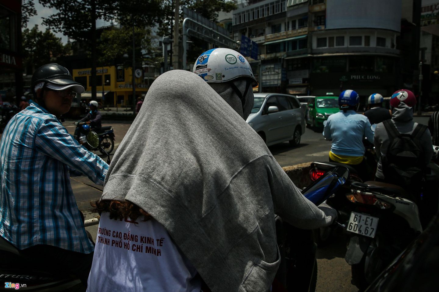 Người Sài Gòn trùm kín mít ra đường khi nắng nóng 39 độ C