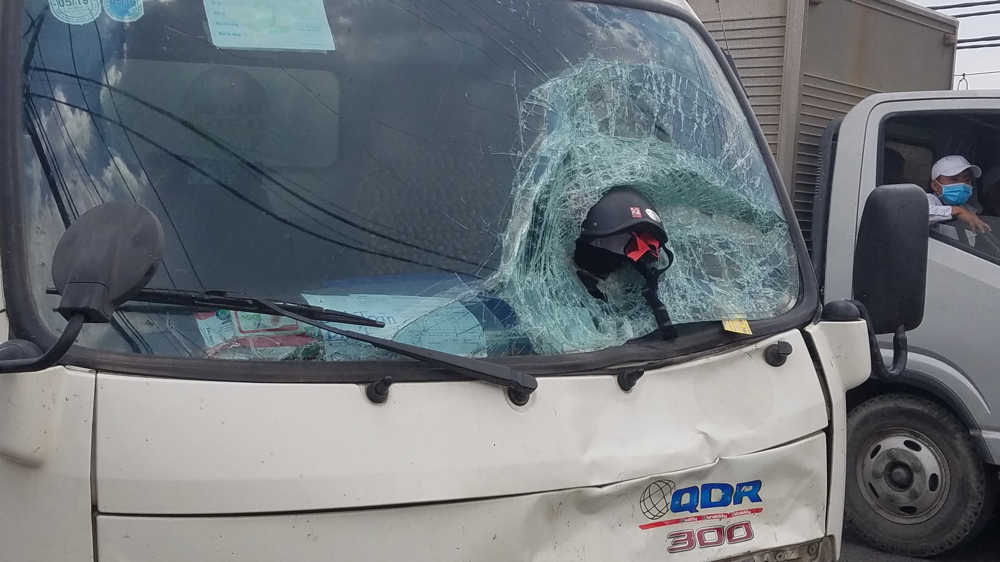 TP.HCM: Mũ bảo hiểm găm thẳng vào kính xe tải, đôi vợ chồng trẻ tử vong thương tâm sau cú đâm trực diện