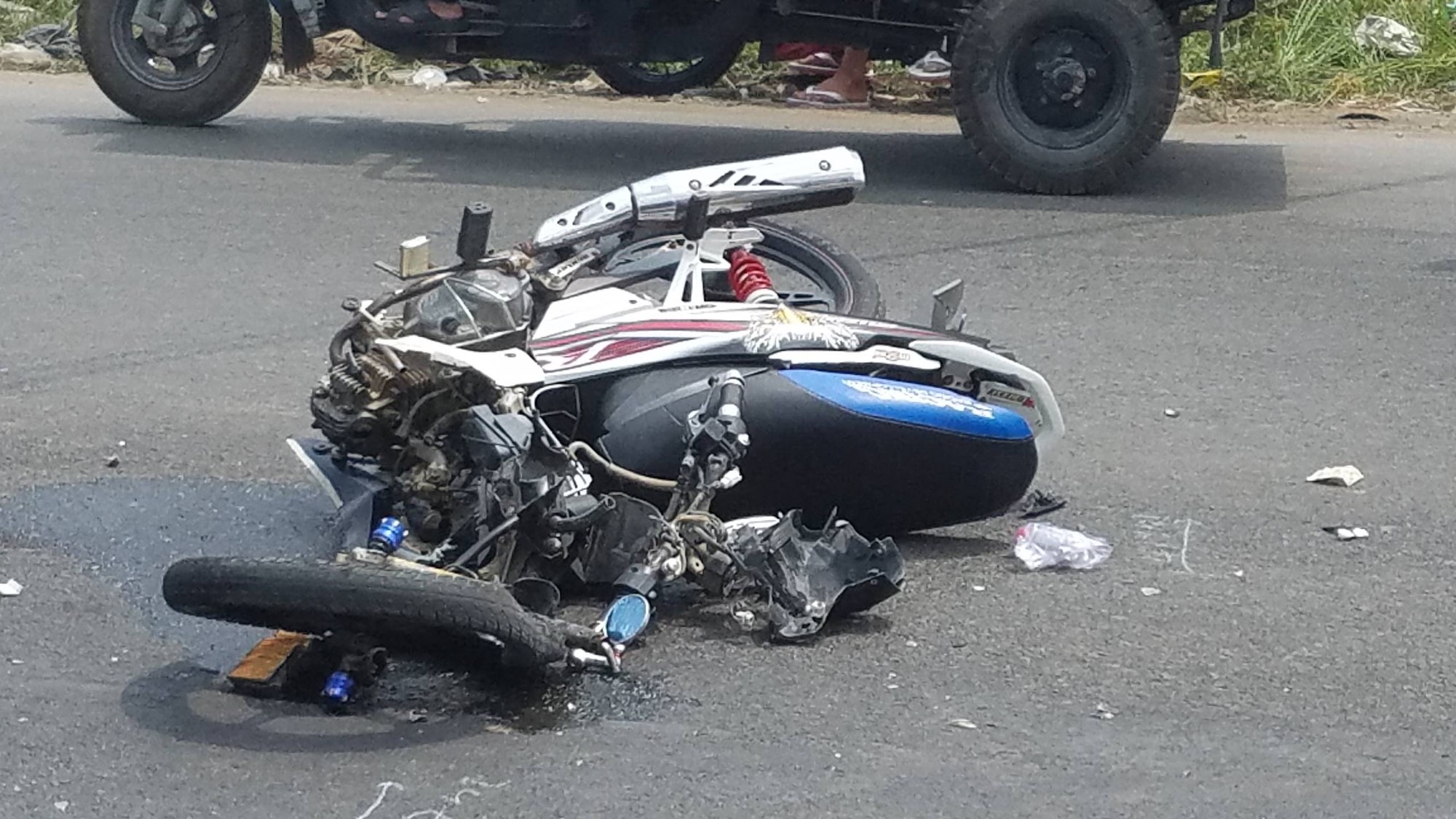 TP.HCM: Mũ bảo hiểm găm thẳng vào kính xe tải, đôi vợ chồng trẻ tử vong thương tâm sau cú đâm trực diện