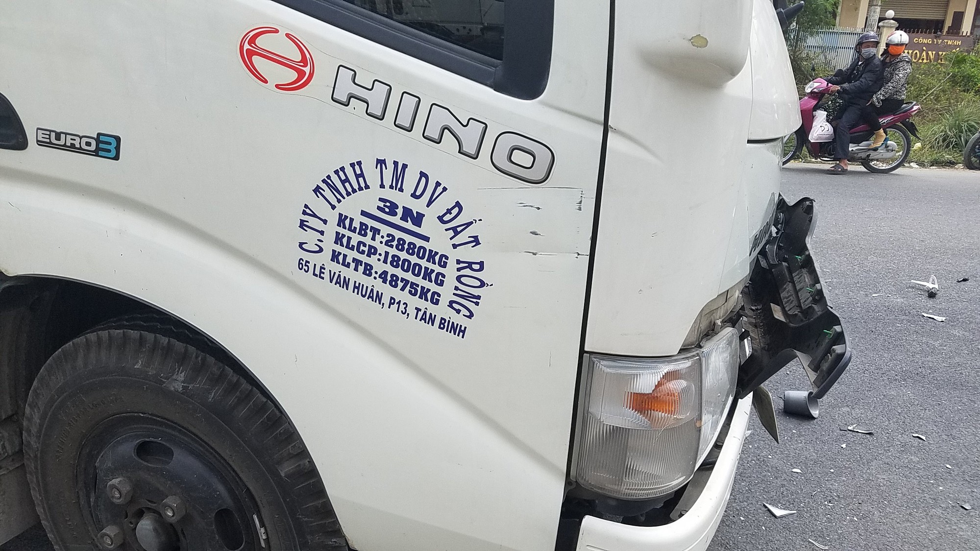 TP.HCM: Mũ bảo hiểm găm thẳng vào kính xe tải, đôi vợ chồng trẻ tử vong thương tâm sau cú đâm trực diện