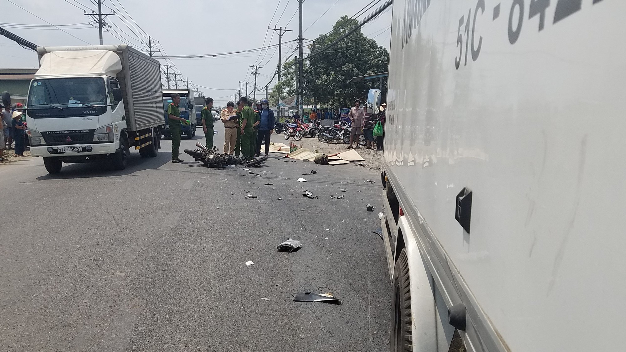 TP.HCM: Mũ bảo hiểm găm thẳng vào kính xe tải, đôi vợ chồng trẻ tử vong thương tâm sau cú đâm trực diện