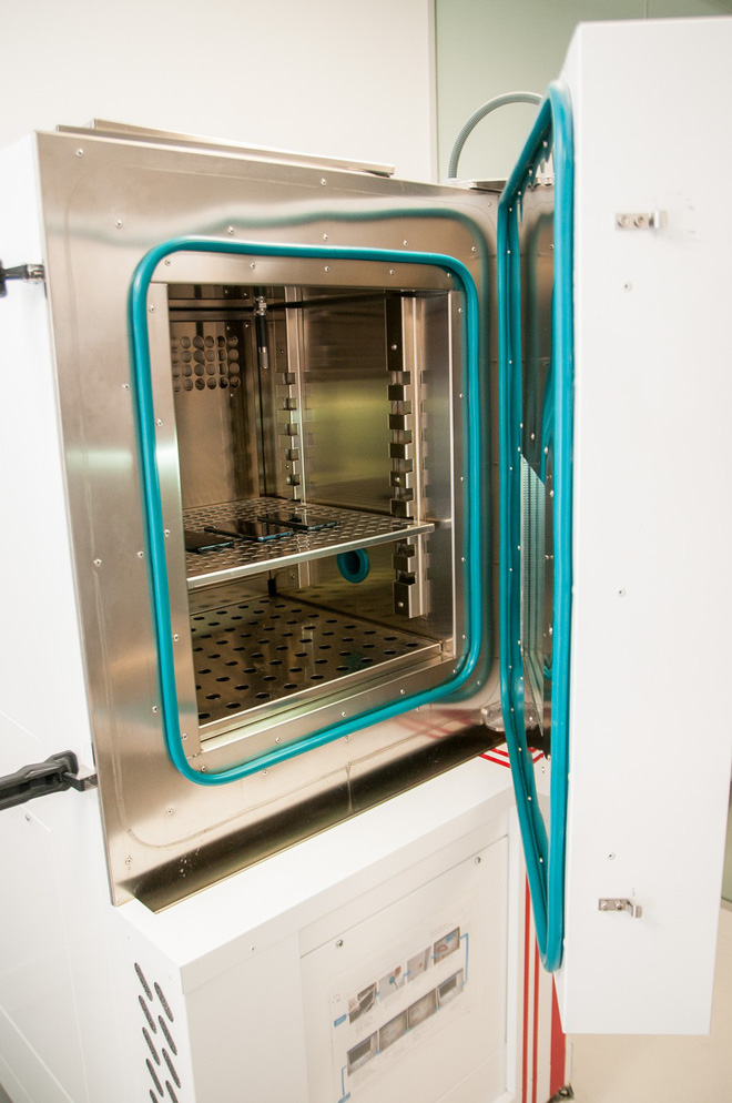 Vừa đặt chân đến Tây Ban Nha, smartphone Vsmart đã bị đem ra tra tấn dã man