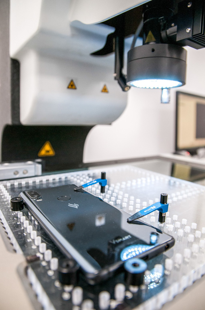 Vừa đặt chân đến Tây Ban Nha, smartphone Vsmart đã bị đem ra tra tấn dã man