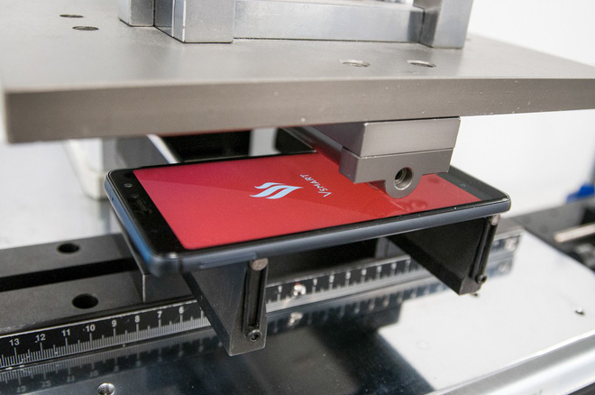 Vừa đặt chân đến Tây Ban Nha, smartphone Vsmart đã bị đem ra tra tấn dã man