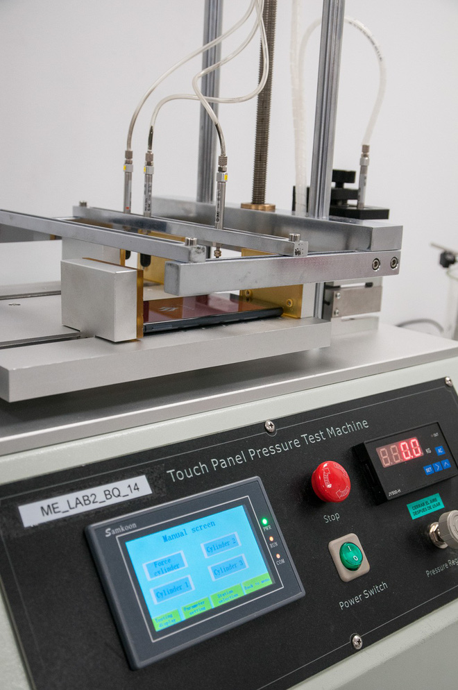 Vừa đặt chân đến Tây Ban Nha, smartphone Vsmart đã bị đem ra tra tấn dã man