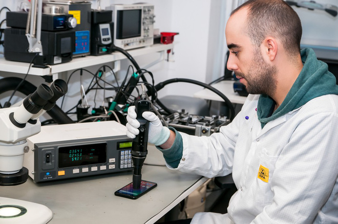 Vừa đặt chân đến Tây Ban Nha, smartphone Vsmart đã bị đem ra tra tấn dã man