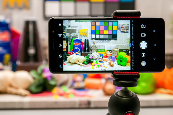 Vừa đặt chân đến Tây Ban Nha, smartphone Vsmart đã bị đem ra tra tấn dã man