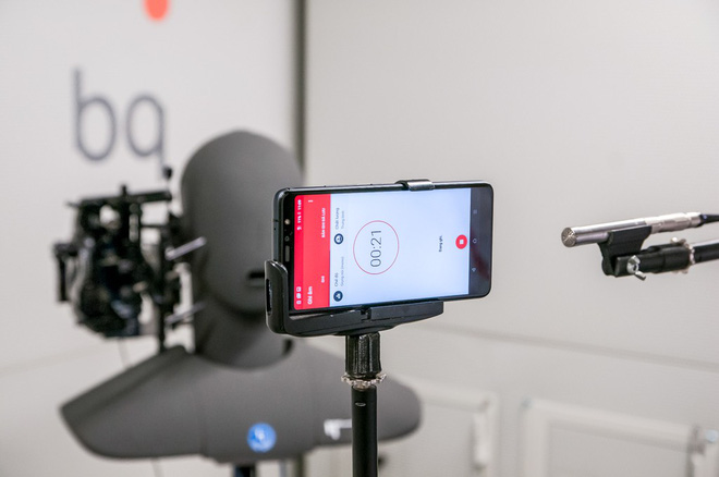 Vừa đặt chân đến Tây Ban Nha, smartphone Vsmart đã bị đem ra tra tấn dã man