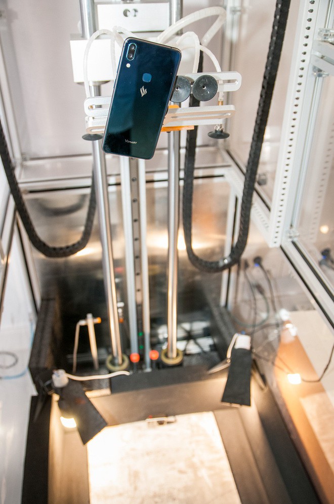 Vừa đặt chân đến Tây Ban Nha, smartphone Vsmart đã bị đem ra tra tấn dã man