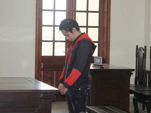 Gã trai trần như nhộng đột nhập vào nhà hiếp dâm cô gái