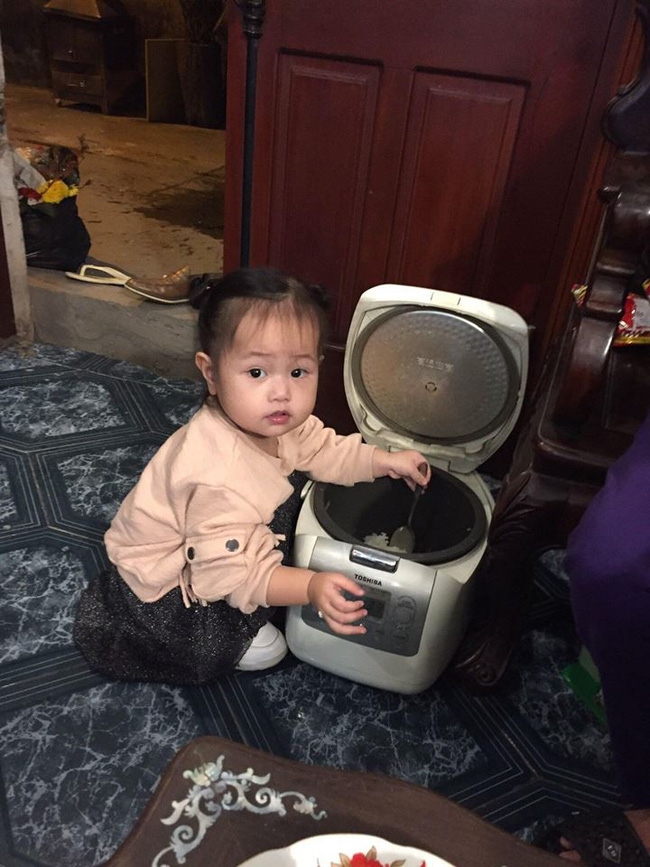 Mẹ trẻ kể khổ khi con nhỏ theo vào tận WC, ai ngờ dân mạng lại bị đốn tim vì sự dễ thương của cô bé