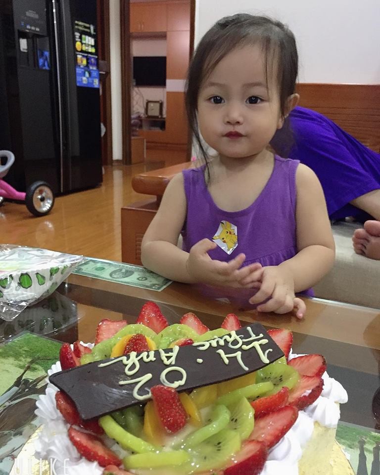 Mẹ trẻ kể khổ khi con nhỏ theo vào tận WC, ai ngờ dân mạng lại bị đốn tim vì sự dễ thương của cô bé