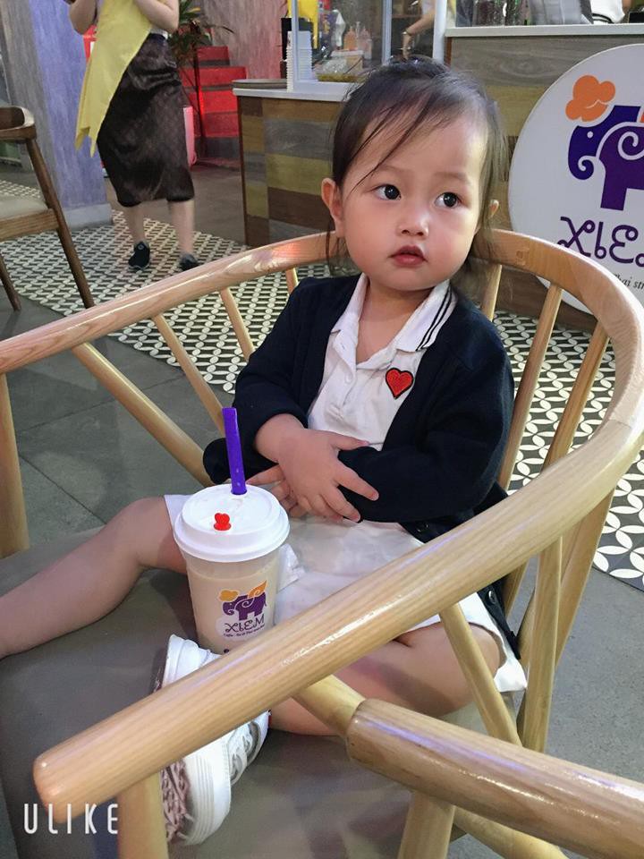 Mẹ trẻ kể khổ khi con nhỏ theo vào tận WC, ai ngờ dân mạng lại bị đốn tim vì sự dễ thương của cô bé