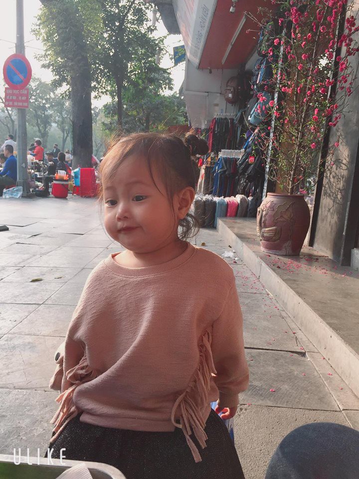 Mẹ trẻ kể khổ khi con nhỏ theo vào tận WC, ai ngờ dân mạng lại bị đốn tim vì sự dễ thương của cô bé