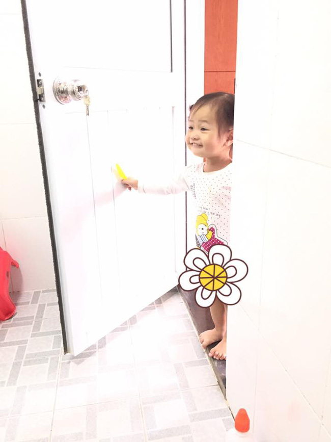 Mẹ trẻ kể khổ khi con nhỏ theo vào tận WC, ai ngờ dân mạng lại bị đốn tim vì sự dễ thương của cô bé