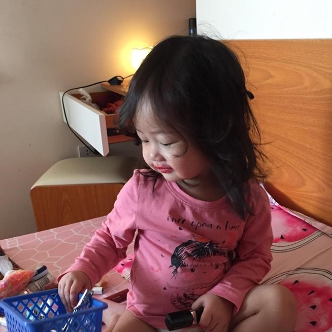 Mẹ trẻ kể khổ khi con nhỏ theo vào tận WC, ai ngờ dân mạng lại bị đốn tim vì sự dễ thương của cô bé