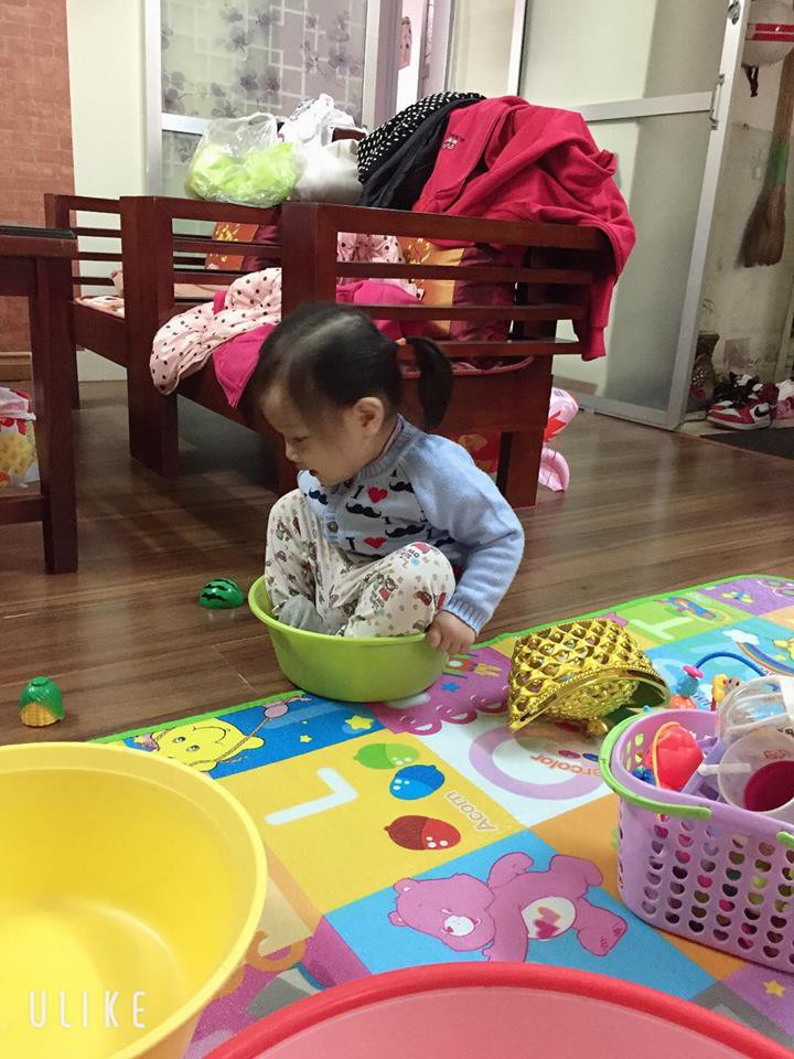 Mẹ trẻ kể khổ khi con nhỏ theo vào tận WC, ai ngờ dân mạng lại bị đốn tim vì sự dễ thương của cô bé