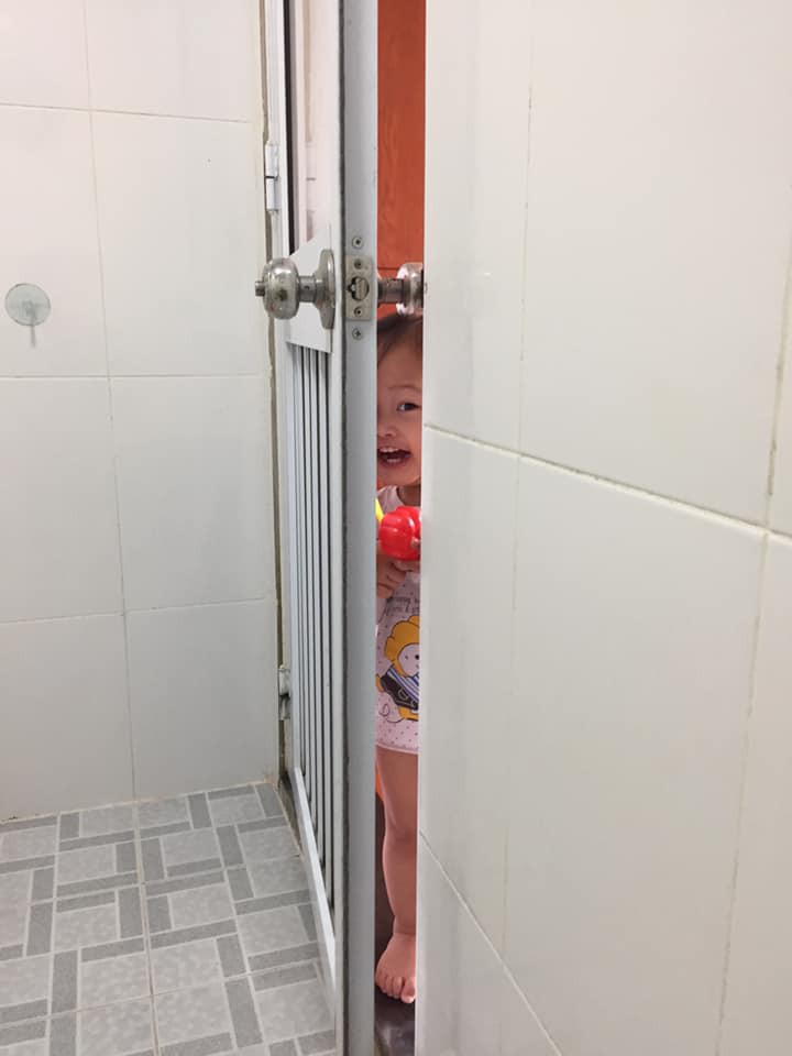Mẹ trẻ kể khổ khi con nhỏ theo vào tận WC, ai ngờ dân mạng lại bị đốn tim vì sự dễ thương của cô bé