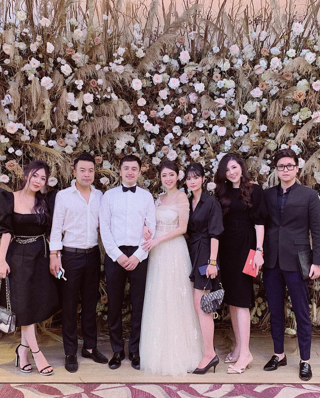 Bị dân mạng soi vì chồng lên báo suốt ngày lại còn phải che mặt, Á hậu Tú Anh bất ngờ phản ứng thế này