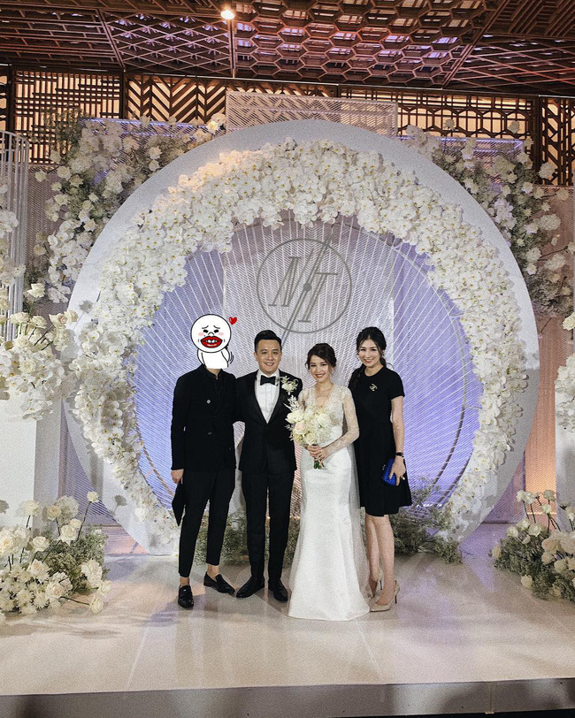 Bị dân mạng soi vì chồng lên báo suốt ngày lại còn phải che mặt, Á hậu Tú Anh bất ngờ phản ứng thế này