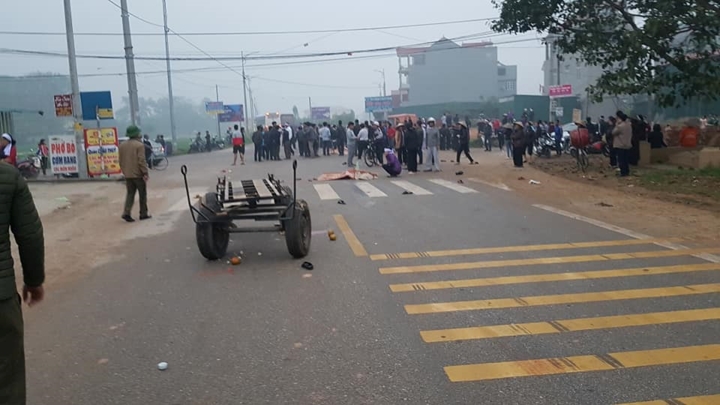 Ảnh: Xe khách đâm vào đoàn người đưa đám ma, 10 người thương vong