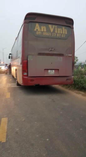 Ảnh: Xe khách đâm vào đoàn người đưa đám ma, 10 người thương vong