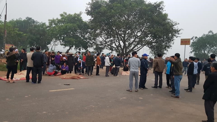 Ảnh: Xe khách đâm vào đoàn người đưa đám ma, 10 người thương vong