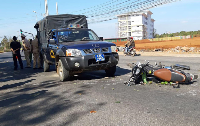 Người phụ nữ nguy kịch sau tai nạn với xe cảnh sát cơ động