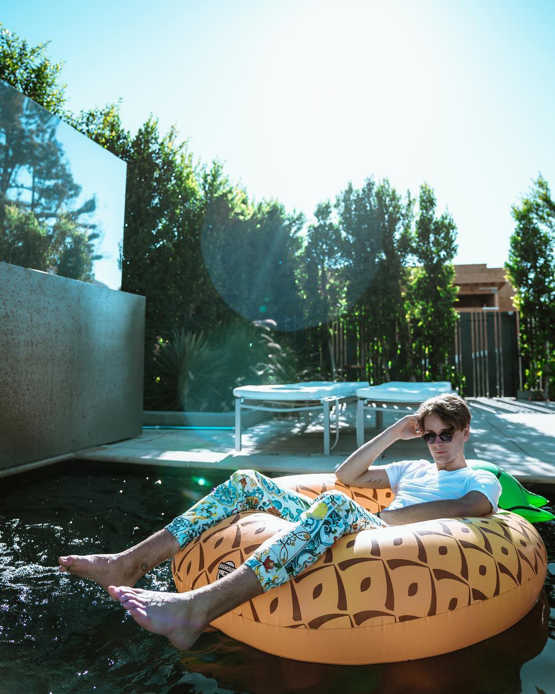 Rich kid Australia 15 tuổi mới biết bố mình là tỷ phú; cuộc sống ngập trong siêu xe, du thuyền và biệt thự