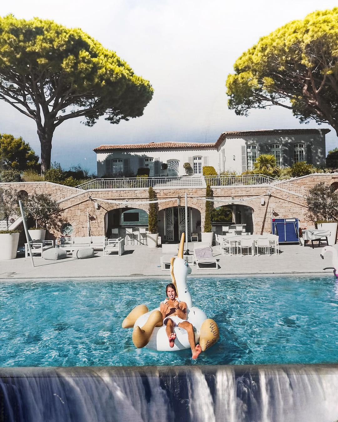 Rich kid Australia 15 tuổi mới biết bố mình là tỷ phú; cuộc sống ngập trong siêu xe, du thuyền và biệt thự