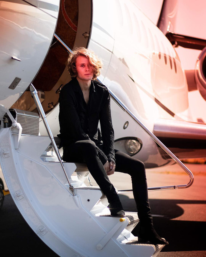 Rich kid Australia 15 tuổi mới biết bố mình là tỷ phú; cuộc sống ngập trong siêu xe, du thuyền và biệt thự