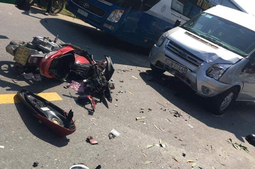 Xe máy va chạm kinh hoàng với ô tô khách, 2 vợ chồng nguy kịch