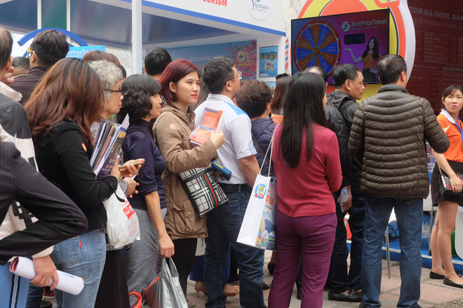 Người dân xếp hàng vài tiếng đồng hồ săn vé du lịch 0 đồng, vé máy bay miễn phí
