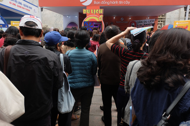 Người dân xếp hàng vài tiếng đồng hồ săn vé du lịch 0 đồng, vé máy bay miễn phí