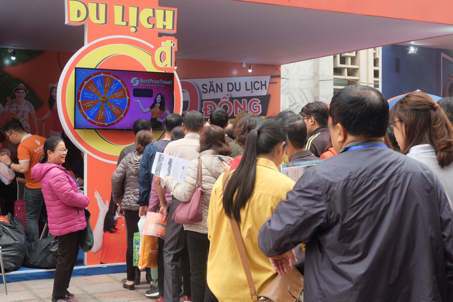 Người dân xếp hàng vài tiếng đồng hồ săn vé du lịch 0 đồng, vé máy bay miễn phí
