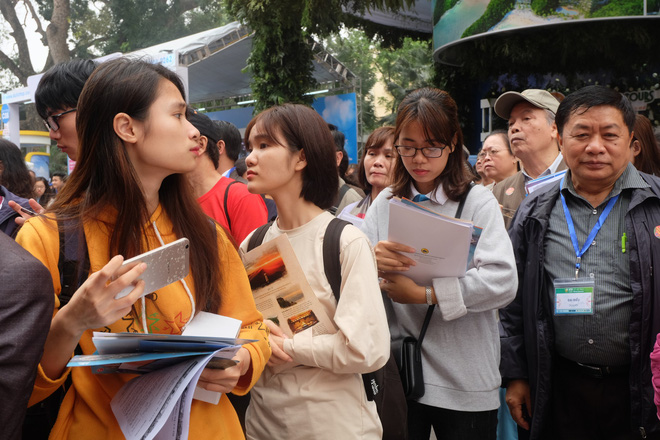 Người dân xếp hàng vài tiếng đồng hồ săn vé du lịch 0 đồng, vé máy bay miễn phí