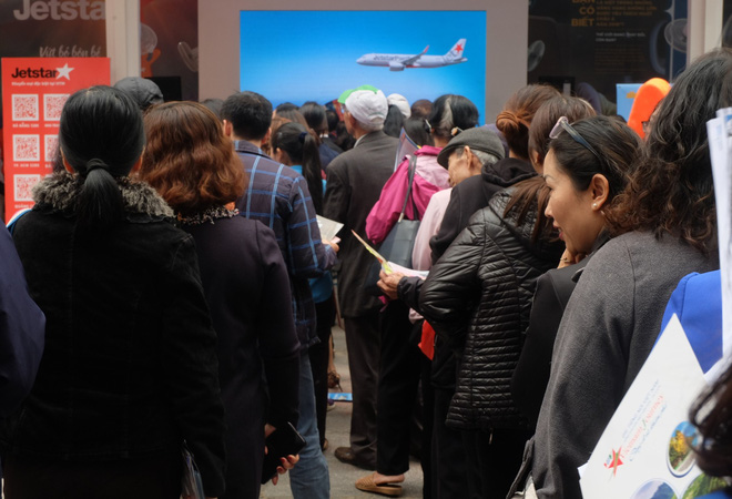 Người dân xếp hàng vài tiếng đồng hồ săn vé du lịch 0 đồng, vé máy bay miễn phí